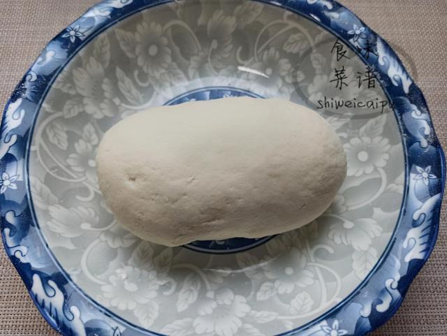 韭菜盒子的3個小技巧，麵皮放涼了也不硬，韭菜不出水，鮮香美味 熱愛美食 第5张