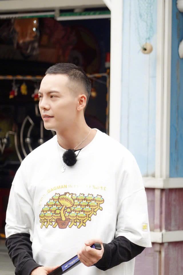 陳偉霆寸頭現身節目現場，白T恤配黑短褲，造型飽滿少年味十足 娛樂八卦吃瓜 第1张
