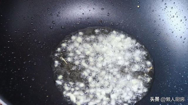 這是快手家常菜絲瓜炒肉片，豬肉這樣上漿，吃著嫩滑 熱愛美食 第13张
