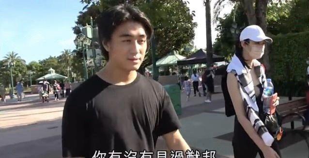 何猷君走出喪父陰霾，和妻子奚夢瑤現身迪士尼玩耍，當爸後發福了 娛樂八卦吃瓜 第1张