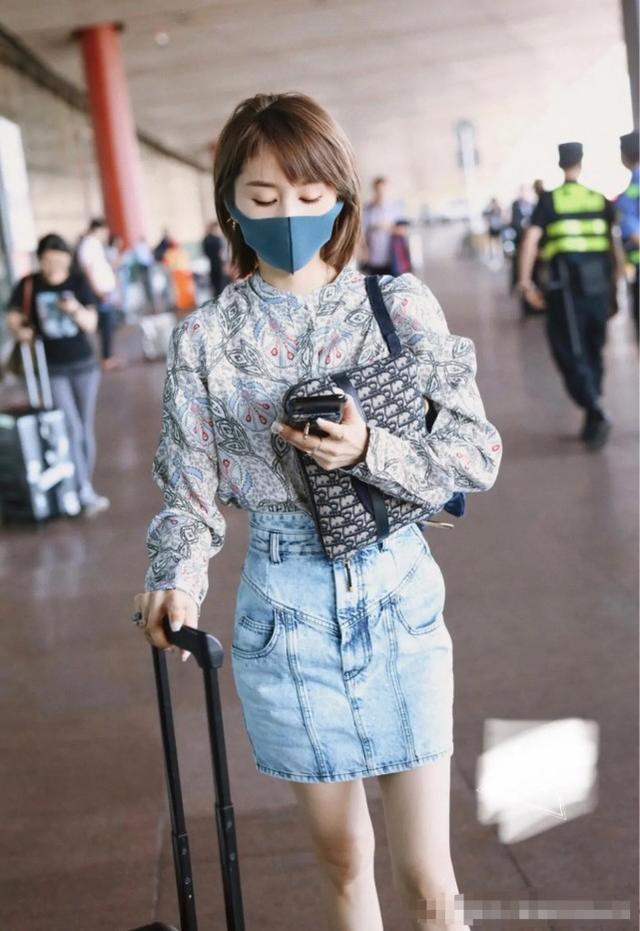 王子文現身機場！穿紫色墊肩T恤配超短褲，158穿出178超模範 娛樂八卦吃瓜 第9张