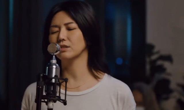 孫燕姿舉辦線上演唱會，清爽音線讓人著迷，穿白T配長褲打扮簡單 娛樂八卦吃瓜 第2张