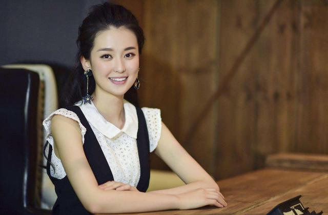 “小风暴”热播，圣诞节来临，乔欣佩戴的珠宝，可以送给女友 情人节送什么