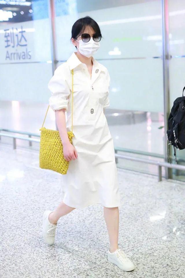 俞飛鴻現身機場，穿白色襯衫裙女神氣質滿滿，哪裡像是49歲女人？ 娛樂八卦吃瓜 第1张