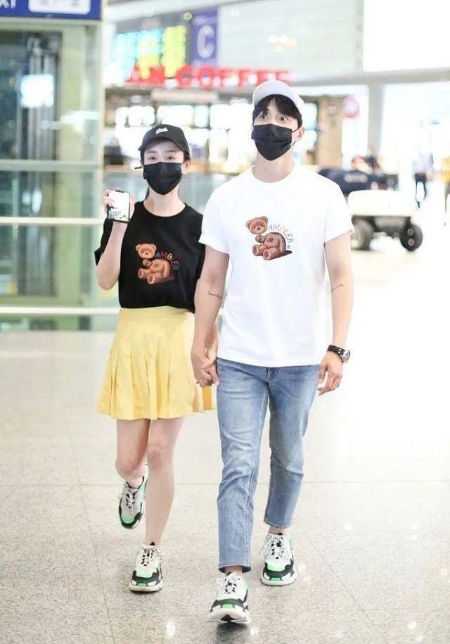 張檬跟男友走機場，穿背心配工裝褲秀「螞蟻腰」，盡顯甜酷少女風 娛樂八卦吃瓜 第7张