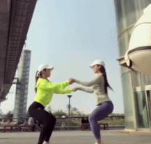 雙胞胎姐妹愛健身，顏值身材讓人傻傻分不清，網友坦言兩個都想要 街拍正妹 第12张