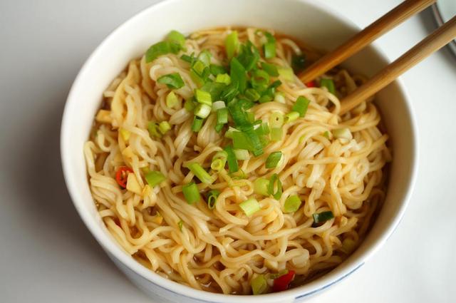 方便面的各种吃法，方便面各种吃法大全（看00后吃泡面，难怪不长肉了）