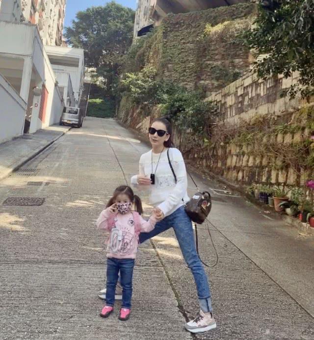 郭富城嬌妻方媛曬美照，穿蘋果綠色針織衫配短褲，一臉貴氣闊太相 娛樂八卦吃瓜 第6张