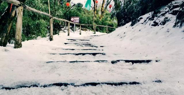 成都冬天适合滑雪的地方，气温陡降至1成都市区有雪但铺不起来