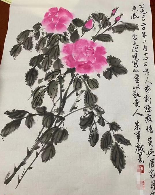 今年情人节送什么好朱军情人节亲手画玫瑰花送妻子，一句-以敬爱人-恩爱尽显