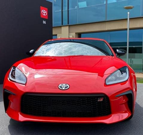 全新丰田GR 86实拍，外观更动感，大排自吸依旧香