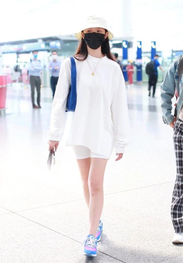 林允甜美穿搭走機場，一身白色套裝宛如仙女，網友：真是白到發光 娛樂八卦吃瓜 第3张