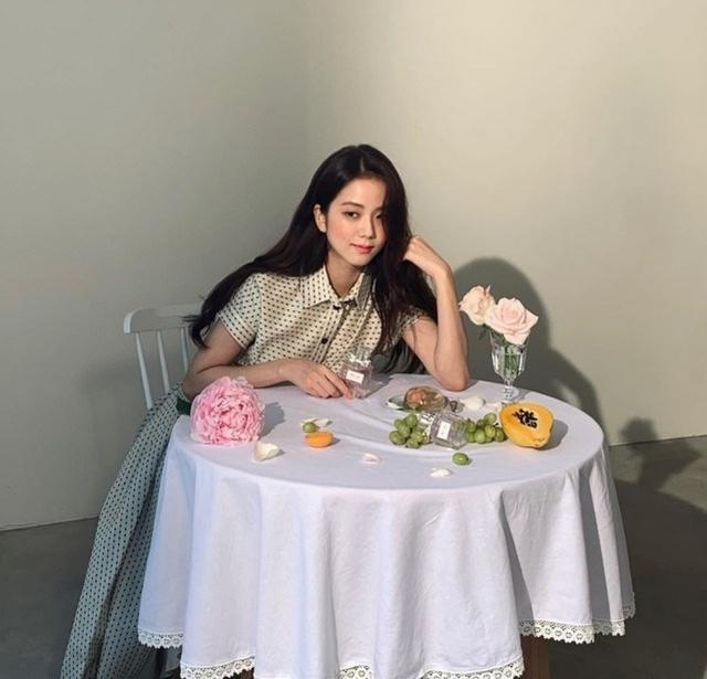 韓國「氧氣美女」金智秀，雜志花絮釋出，穿波點長裙演繹時尚復古 娛樂八卦吃瓜 第1张