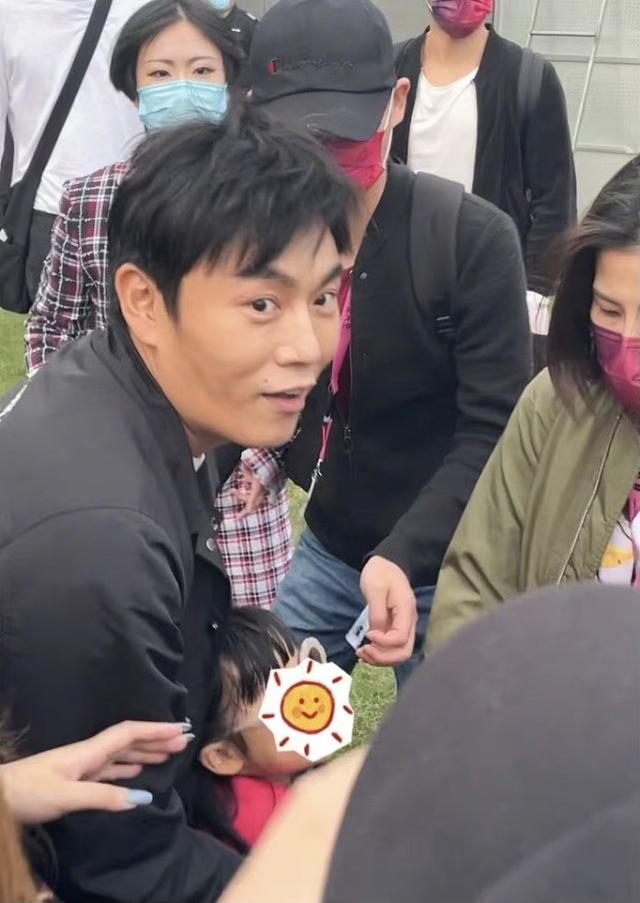 53歲伊能靜心態不老，穿撞色抹胸裙大玩音樂，秦昊反而像長輩 娛樂八卦吃瓜 第8张