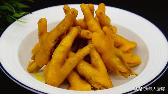 原來鹽焗雞爪這麼簡單，學會這做法，雞爪皮脆肉彈，沒有一點腥味 熱愛美食 第18张
