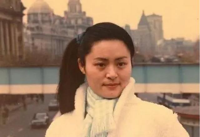 曾打敗韋唯毛阿敏，破產被親弟打成腦震盪，63歲歌後做保姆養女兒 娛樂八卦吃瓜 第4张