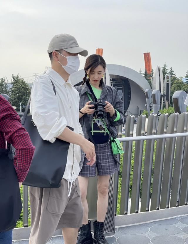 王麗坤迪士尼遊玩被拍，身材纖細皮膚白皙，40歲依舊少女感十足 娛樂八卦吃瓜 第2张