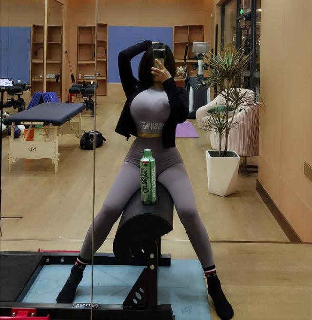 健身房美女網紅，沙漏身材真好看，看她健身計劃，身材不好才怪 街拍正妹 第1张