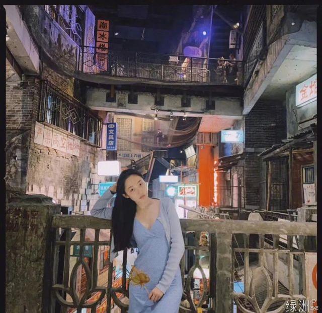 蔣夢婕穿搭太亮眼！吊帶裙配針織衫，又純又欲大顯性感女人味 娛樂八卦吃瓜 第2张