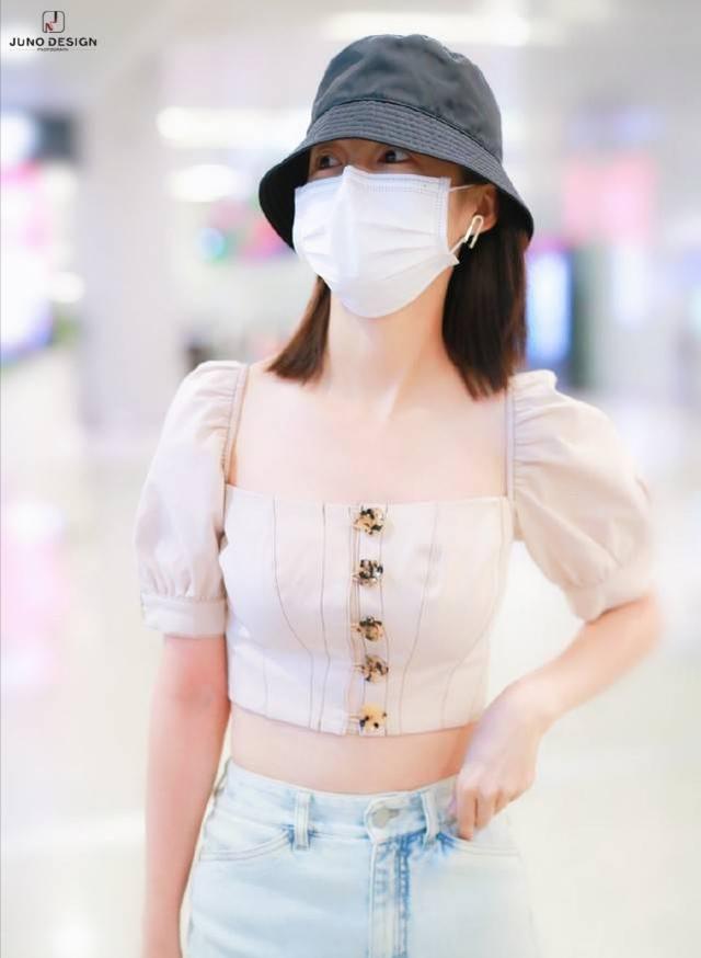 李沁機場街拍照：身穿一襲露臍裝大秀「巴掌腰」，真是清新又撩人 娛樂八卦吃瓜 第2张