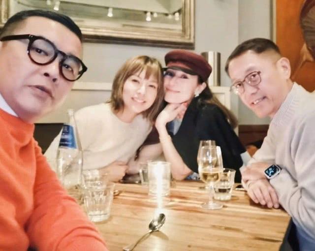 李嘉欣曬三口人合影，素顏不影響美貌，穿拼色連衣裙長腿纖長迷人 娛樂八卦吃瓜 第3张