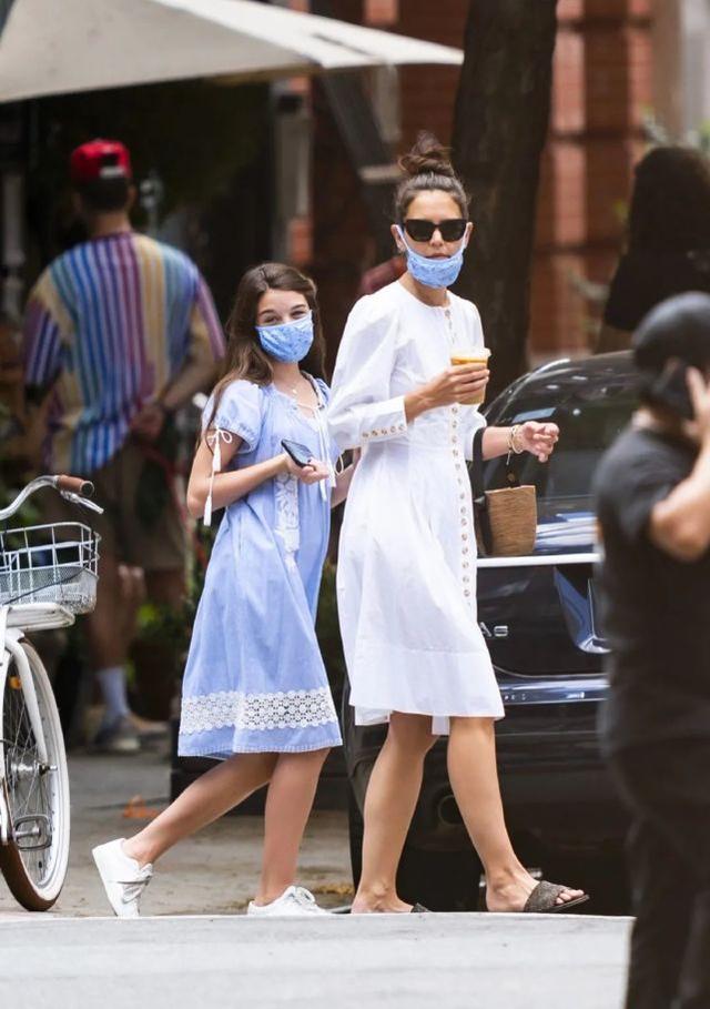 蘇瑞越長越美！跟媽媽出街穿素色連衣裙清新養眼，母女倆太像姐妹 娛樂八卦吃瓜 第3张