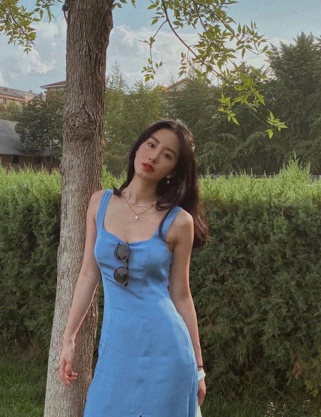 楊采鈺不愧「文藝女神」！穿藍色連衣裙穿出法式高級感，時髦味濃 娛樂八卦吃瓜 第1张