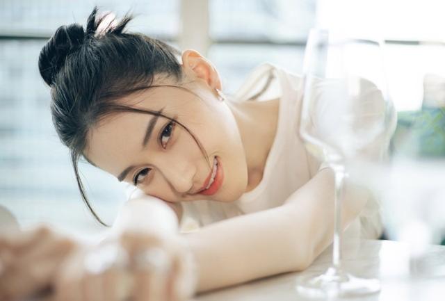 何超蓮不愧賭王最美女兒，穿成套牛仔衣走機場，身材顏值像明星 娛樂八卦吃瓜 第1张