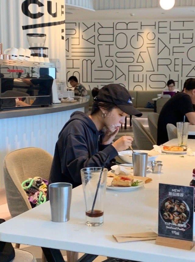 李菲兒女明星包袱太重！外出吃飯竟然還敷面膜，生怕回頭率低？ 娛樂八卦吃瓜 第1张