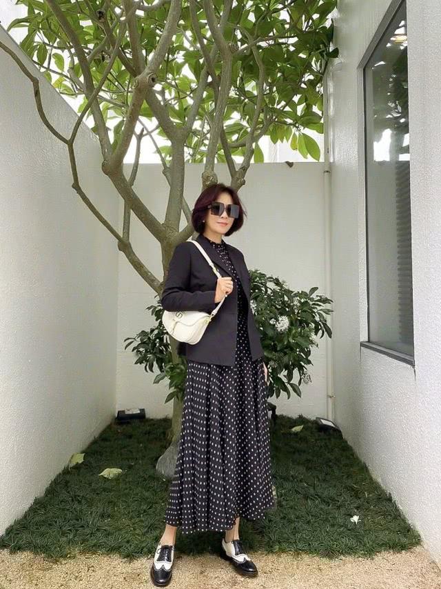 劉嘉玲曬近照，穿波點連衣裙搭配西裝外套，大氣造型展現復古美 娛樂八卦吃瓜 第2张