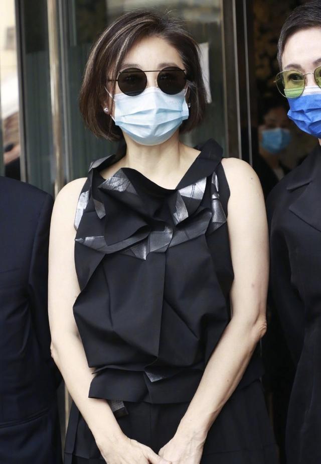 林青霞近照公開，穿一身黑衣也能感到衣品絕佳，66歲皮膚夠緊致 娛樂八卦吃瓜 第2张