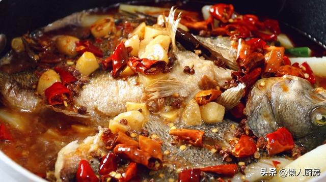 夏季，吃著烤魚，喝著啤酒，生活很愜意，這是家庭版烤魚的做法 熱愛美食 第23张
