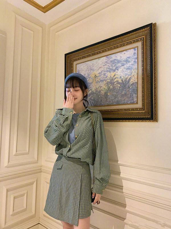 李小璐陪甜馨打羽毛球，身穿白色T恤搭運動短褲，身材苗條像少女 娛樂八卦吃瓜 第4张
