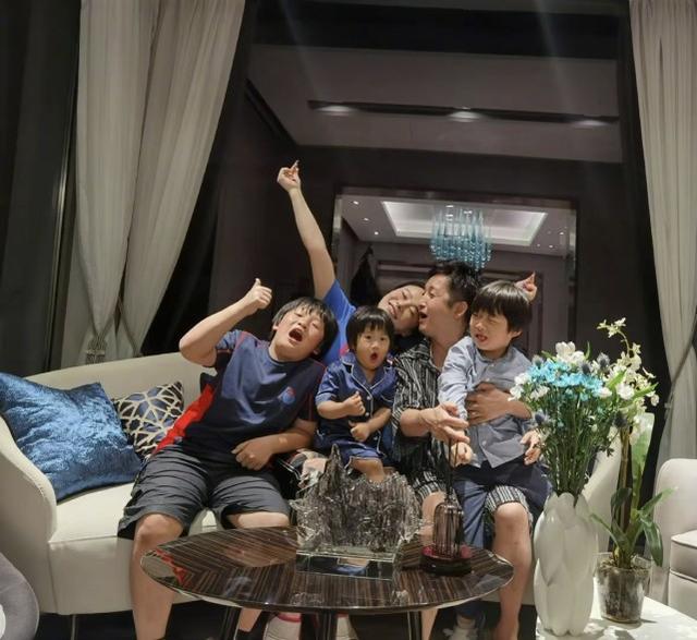 鄒市明冉瑩穎慶結婚十周年，五口人合影像復制粘貼，仨兒子長一樣 娛樂八卦吃瓜 第5张