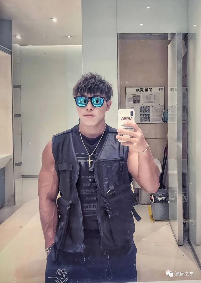 成都小哥酷愛運動，從瘦雞蛻變成猛男，麒麟臂公狗腰也太絕了吧 健身減肥達人 第15张