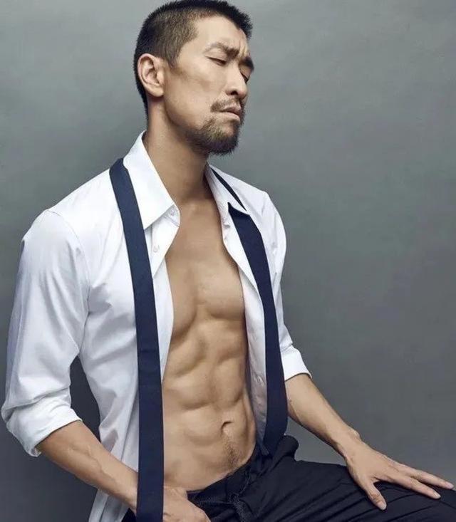 王千源，一個被演技耽誤的健身達人，49歲身材依舊吊打小鮮肉 健身減肥達人 第3张