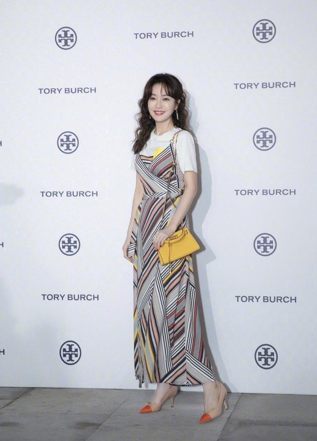 41歲秦嵐不會老？穿吊帶黑裙拍寫真美照，長卷發配紅唇眼神太犀利 娛樂八卦吃瓜 第8张