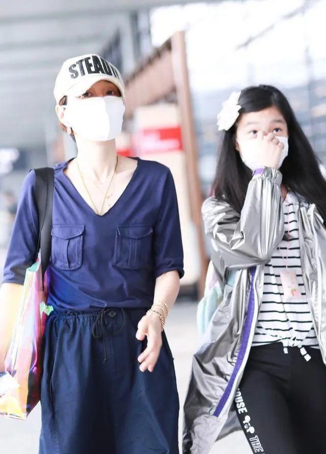 馬伊琍帶女兒現身機場，姐妹倆穿著時髦亮眼，「小鳥腿」太過搶鏡 娛樂八卦吃瓜 第4张