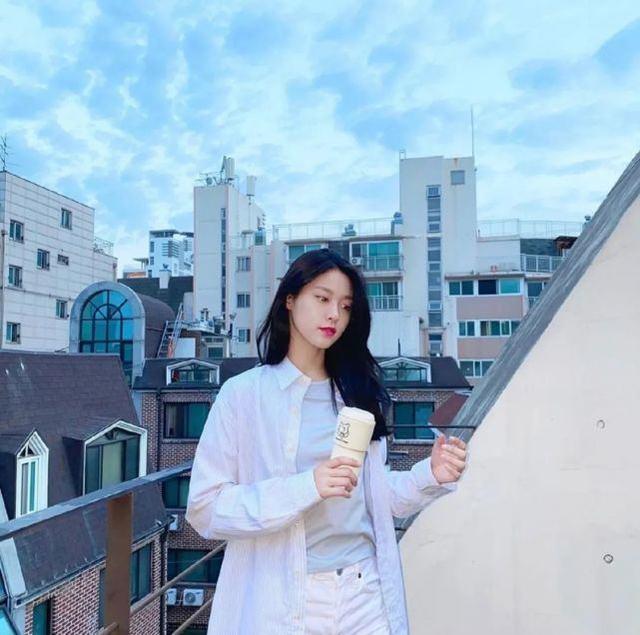 金雪炫身材比例好！穿基礎款單品也能美成畫報，不愧「名品身材」 娛樂八卦吃瓜 第9张