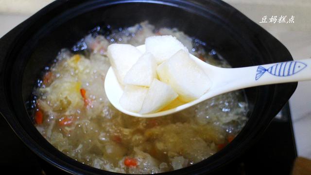 冷天，咳嗽嗓子不舒服，教你做冰糖梨、銀耳羹，清肺潤嗓 熱愛美食 第12张