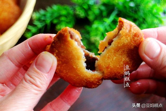 學86歲奶奶做拿手小吃，炸糖糕，1個碗1個勺，簡單實用還不會出錯 熱愛美食 第21张
