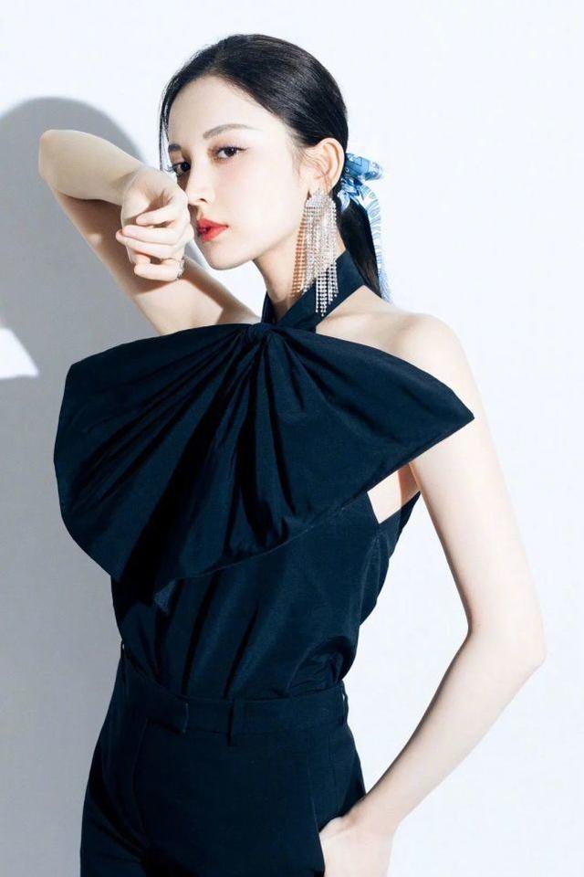 古力娜扎真敢穿！穿「肚兜」連體褲秀個性，胸口超大蝴蝶結太搶鏡 娛樂八卦吃瓜 第1张