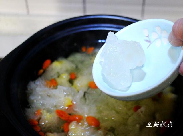 冷天，咳嗽嗓子不舒服，教你做冰糖梨、銀耳羹，清肺潤嗓 熱愛美食 第11张
