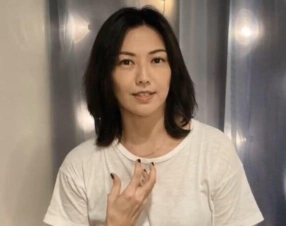 孫燕姿舉辦線上演唱會，清爽音線讓人著迷，穿白T配長褲打扮簡單 娛樂八卦吃瓜 第5张