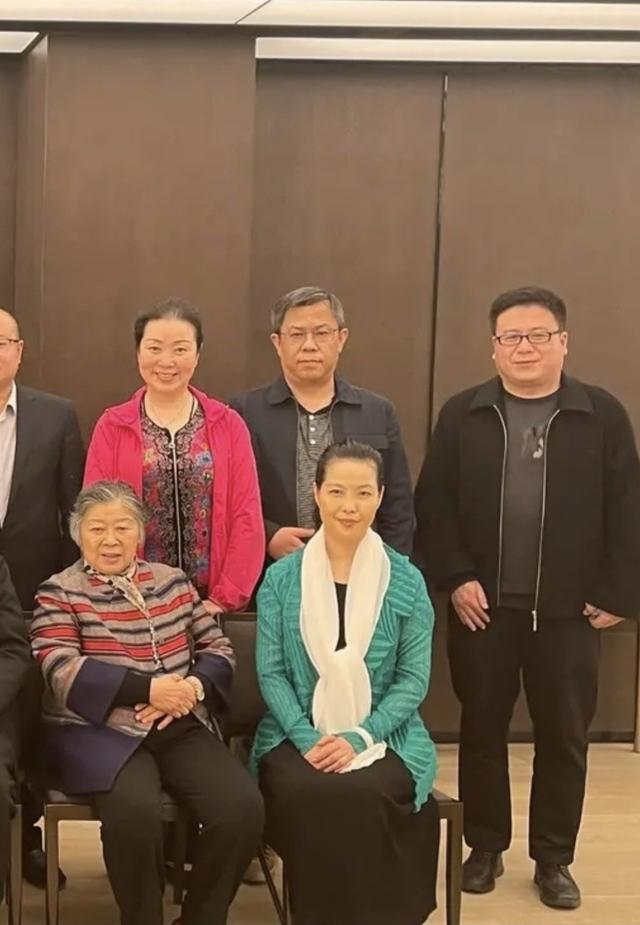 李雙江夢鴿罕見合體露面，參加友人葬禮表情沉重，兒子仍舊未露面 娛樂八卦吃瓜 第8张
