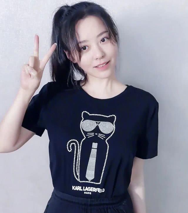 張靚穎瘦了好多！黑色T恤配牛仔褲走機場，時髦親切太接地氣 娛樂八卦吃瓜 第5张