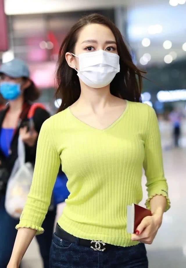 吉娜穿針織衫走機場！綠色緊身款秀「葫蘆身材」，好像3D立體芭比 娛樂八卦吃瓜 第1张