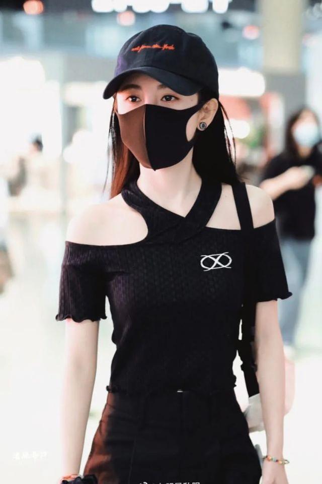 鞠婧禕不再扮嫩，穿一身黑色look走機場，體型瘦小像「大頭娃娃」 娛樂八卦吃瓜 第2张