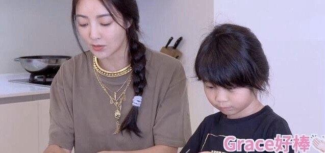 曹格女兒長大了！和媽媽一起下廚乖巧又聽話，褪去嬰兒肥更像爸爸 娛樂八卦吃瓜 第2张