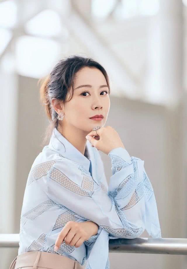 海清參加直播活動，淡藍襯衫配長裙氣質優雅迷人，人美歌甜不像42 娛樂八卦吃瓜 第5张